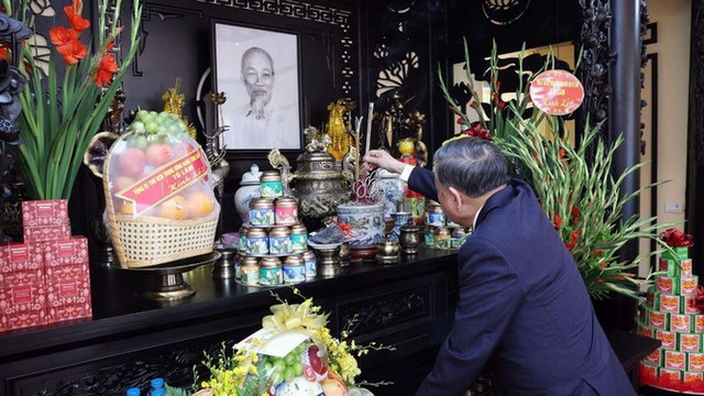 Tổng Bí thư dâng hương tại khu di tích. Ảnh: TTXVN Tổng Bí thư dâng hương tại khu di tích. Ảnh: TTXVN