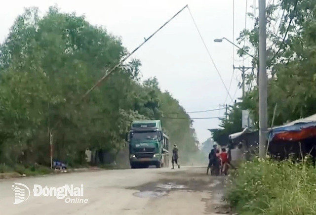 Ngang nhiên lập barie chắn đường để thu phí ở đường Suối Sao 2, ấp Lộ Đức, xã Hố Nai 3, huyện Trảng Bom, gây bức xúc cho nhiều tài xế xe tải lưu thông trên tuyến đường này. Ảnh: G.L 3a.jpg