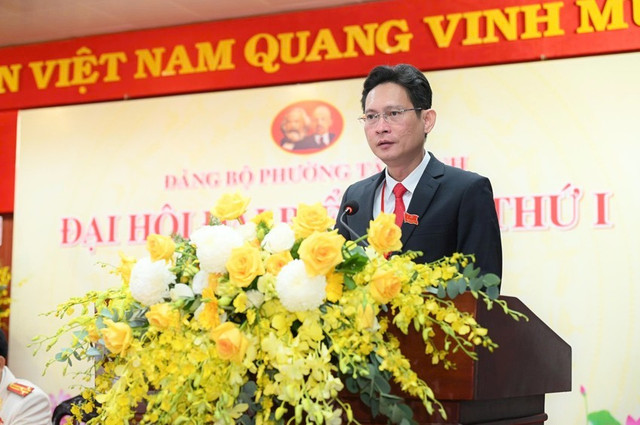 Ông Nguyễn Hoàng Long, Bí thư Đảng uỷ phường Tân Bình, phát biểu khai mạc đại hội. Ảnh: Nguyễn Tiến Ông Nguyễn Hoàng Long, Bí thư Đảng uỷ phường Tân Bình, phát biểu khai mạc đại hội. Ảnh: Nguyễn Tiến