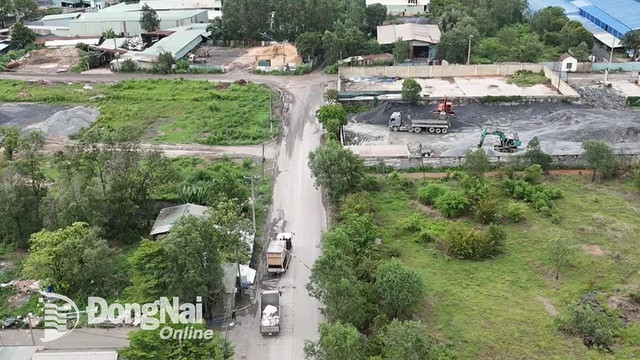 Ngang nhiên lập barie chắn đường để thu phí ở đường Suối Sao 2, ấp Lộ Đức, xã Hố Nai 3, huyện Trảng Bom. Ảnh: G.L 1.jpg