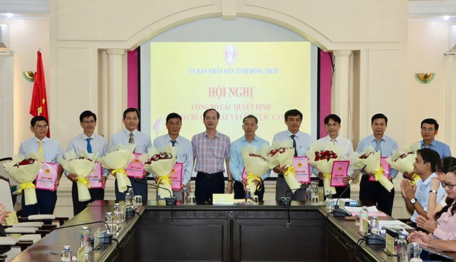 Chủ tịch Uỷ ban nhân dân tỉnh Trần Trí Quang trao các quyết định về tổ chức bộ máy và công tác cán bộ. Nguồn: Cổng thông tin điện tử Đồng Tháp Chủ tịch Uỷ ban nhân dân tỉnh Trần Trí Quang trao các quyết định về tổ chức bộ máy và công tác cán bộ. Nguồn: Cổng thông tin điện tử Đồng Tháp