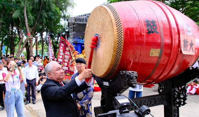 Bí thư Đảng ủy xã Cần Giờ Nguyễn Ngọc Vũ thực hiện nghi thức tại lễ thượng đại kỳ. 313a21de947a1e24476b-1759641004406395239034.jpg