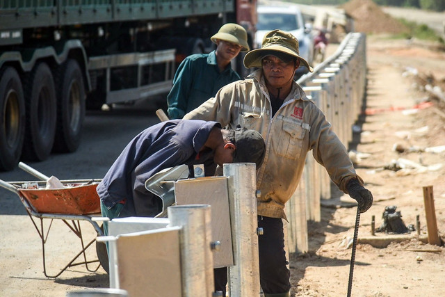 Các công nhân đội nắng thi công những công đoạn cuối cùng của tuyến chính cao tốc Hòa Liên - Túy Loan. Ảnh: TẤN VIỆT Các công nhân đội nắng thi công những công đoạn cuối cùng của tuyến chính cao tốc Hòa Liên - Túy Loan. Ảnh: TẤN VIỆT