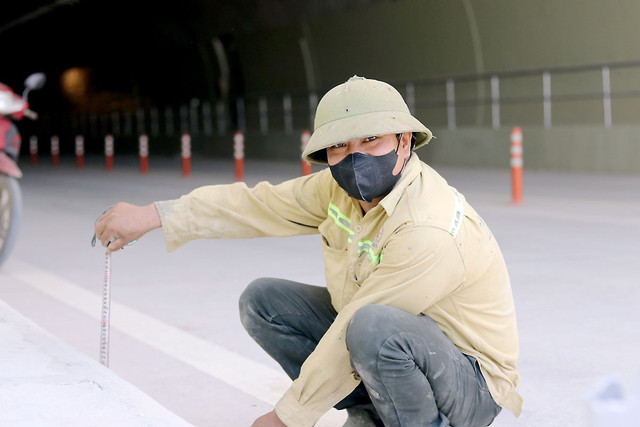 Công nhân Hoàng Xuân Thi đang thi công những hạng mục cuối cùng trên tuyến cao tốc Vũng Áng - Bùng. Ảnh: ĐẮC LAM Công nhân Hoàng Xuân Thi đang thi công những hạng mục cuối cùng trên tuyến cao tốc Vũng Áng - Bùng. Ảnh: ĐẮC LAM