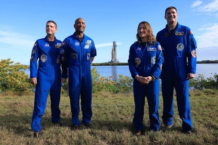 NASA chuẩn bị sứ mệnh Artemis II đưa nữ phi hành gia quanh Mặt trăng