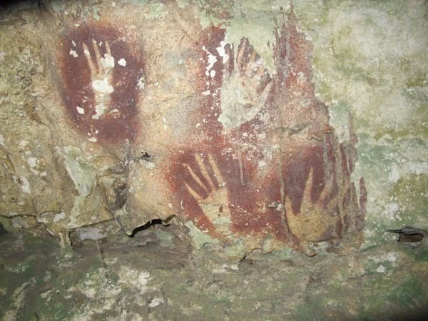 Phát hiện tranh hang động cổ nhất thế giới ở Indonesia