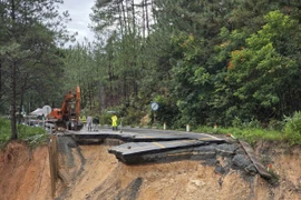 Hiện trường đèo Mimosa đứt gãy, giao thông tê liệt hoàn toàn 