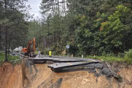 Hiện trường đèo Mimosa đứt gãy, giao thông tê liệt hoàn toàn 