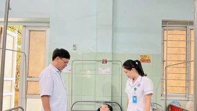 Loại bỏ khối u nang buồng trứng bị xoắn cho một thai phụ