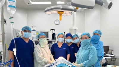 Bé trai 5 tuổi bị chó cắn biến dạng khuôn mặt