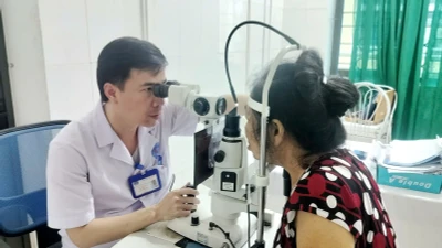 Suýt hỏng mắt vì gội đầu bằng hạt na ngâm rượu