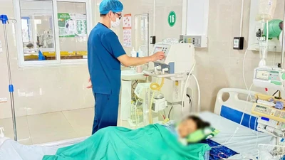 Bé gái ở Ninh Bình bị rắn độc chui từ điều hòa ra cắn