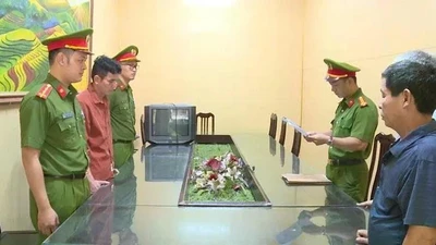 Khởi tố 2 người sản xuất, buôn bán khô gà, heo cháy tỏi giả