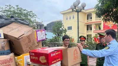 Các hộ kinh doanh tại La Phù tự nguyên giao nộp 25 tấn bánh kẹo 