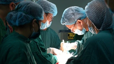 Giúp sản phụ bị nhau cài răng lược vượt cạn thành công 