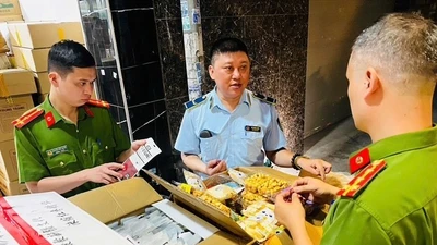 Hà Nội phát hiện 62 thùng kẹo, táo đỏ không rõ nguồn gốc 