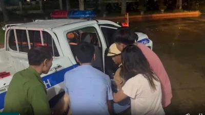 Cảnh sát giao thông Thanh Hoá dùng xe chuyên dụng đưa người dân đi cấp cứu 