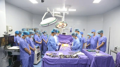 Người đàn ông chết não hiến tạng hồi sinh 7 cuộc đời
