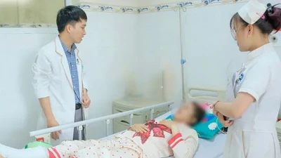 Một phụ nữ 39 tuổi gãy cột sống do thang máy rơi