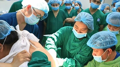 Mổ lấy thai thành công cho sản phụ nặng 178 kg có nhiều bệnh lý nguy hiểm 