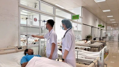 7 người bị ngộ độc sau khi ăn lẩu nấm lạ