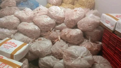 Phát hiện gần 1 tấn chân gà, thịt trâu bẩn ở Hà Nội