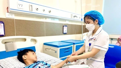 Bé 10 tuổi ở Phú Thọ nhập viện do bị sốc nhiệt điều hòa