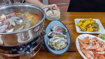 7 người nhập viện sau ăn buffet, chủ nhà hàng bị xử phạt