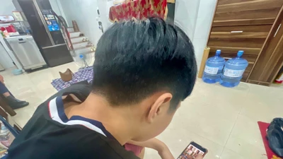 Cúi đầu dùng điện thoại nhiều giờ, chàng trai 19 tuổi suýt liệt nửa người