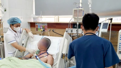 Ngậm cồn giả trị đau răng, người đàn ông tổn thương não