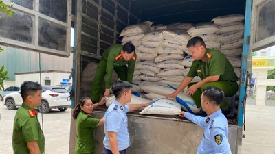 Nghệ An tạm giữ hơn 3 tấn đường cát hiệu Mitr phol sugar nhập lậu