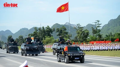 Uy lực dàn xe bọc thép, xe đặc chủng Bộ Công an trong luyện tập diễu binh, diễu hành