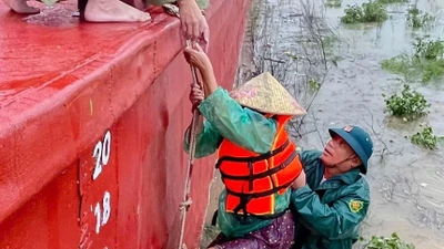 Cứu hộ kịp thời 5 ngư dân mắc kẹt giữa dòng lũ trên sông Lam 