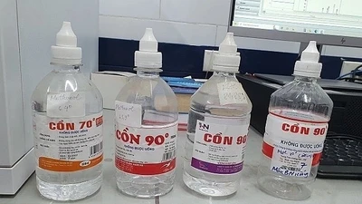 Sử dụng cồn y tế giả chứa methanol, nguy hại thế nào?