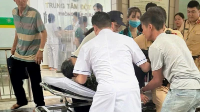 Cảnh sát giao thông mở đường cho ô tô chở người đột quỵ đi cấp cứu