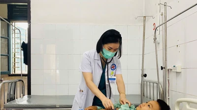 Bé trai 12 tuổi bị viêm màng não mủ nguy kịch