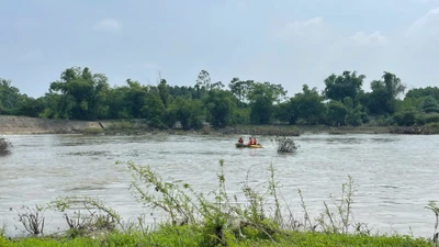 Bé trai ở Thái Nguyên trượt chân rơi xuống sông mất tích