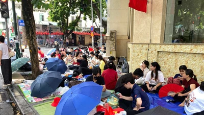 Người dân tập trung tại Tràng Thi chờ xem diễu binh ngày 2/9