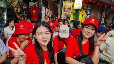 Tràng Thi – Tràng Tiền kín chỗ, người dân háo hức chờ xem diễu binh 2/9 