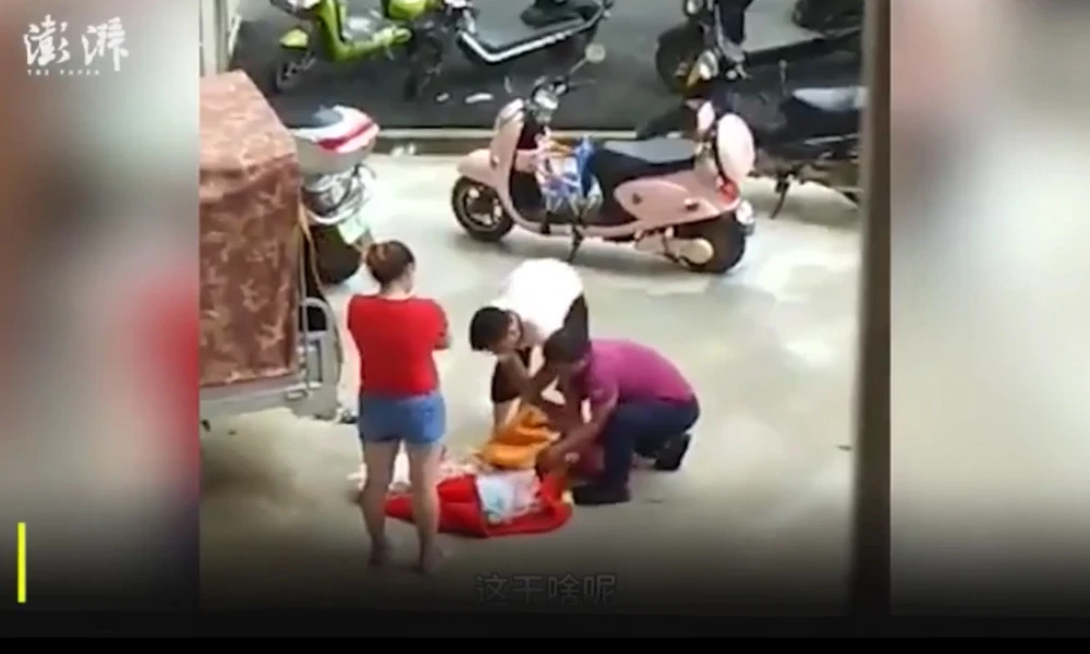 Bé gái bị bố mẹ đánh đập dã man ngoài đường phố gây phẫn nộ