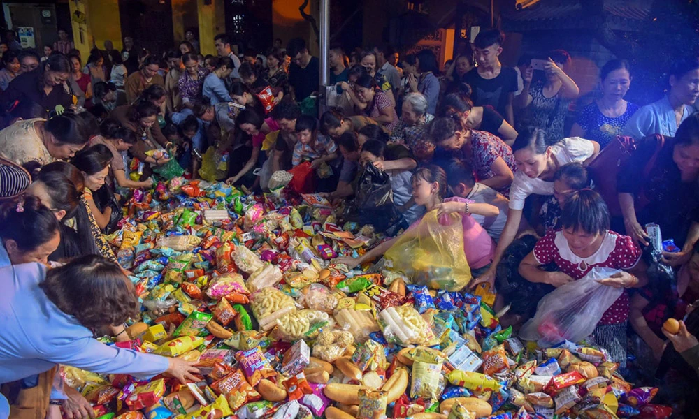 Hàng trăm người chen lấn xô đẩy giành giật lộc tại chùa Quán Sứ