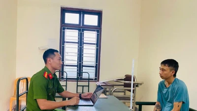 Cơ quan CSĐT Công an tỉnh Hà Tĩnh làm việc với tài xế Lê Ngọc Thành.