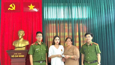 Người phụ nữ trao trả lại hàng chục triệu đồng cho người đánh rơi