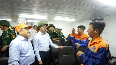 Đưa 10 thuyền viên tàu Công Thành 07 vào bờ an toàn