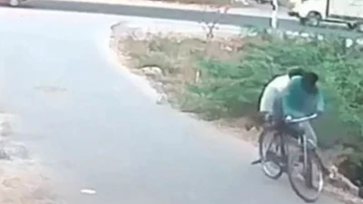 "Quái thú" lao ra quấn chặt bánh xe, 2 thanh niên khiếp vía