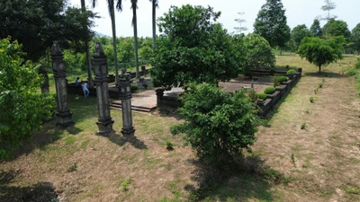Lăng mộ vua Lê vừa bị xâm phạm tìm cổ vật