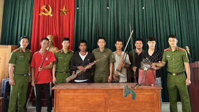 Người dân Quảng Trị tự nguyện giao nộp 4 khẩu súng