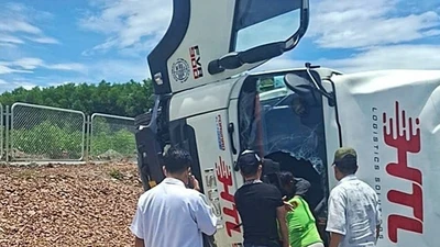Giải cứu tài xế mắc kẹt trong cabin xe tải sau vụ tai nạn ở Hà Tĩnh