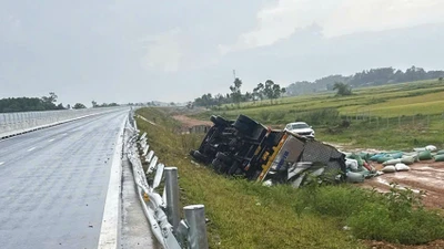Ô tô tải tông gãy hộ lan, lật nghiêng bên lề đường cao tốc