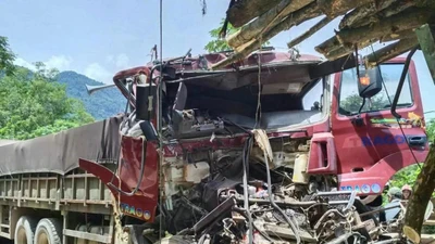 Xe đầu kéo biến dạng sau va chạm với ô tô tải